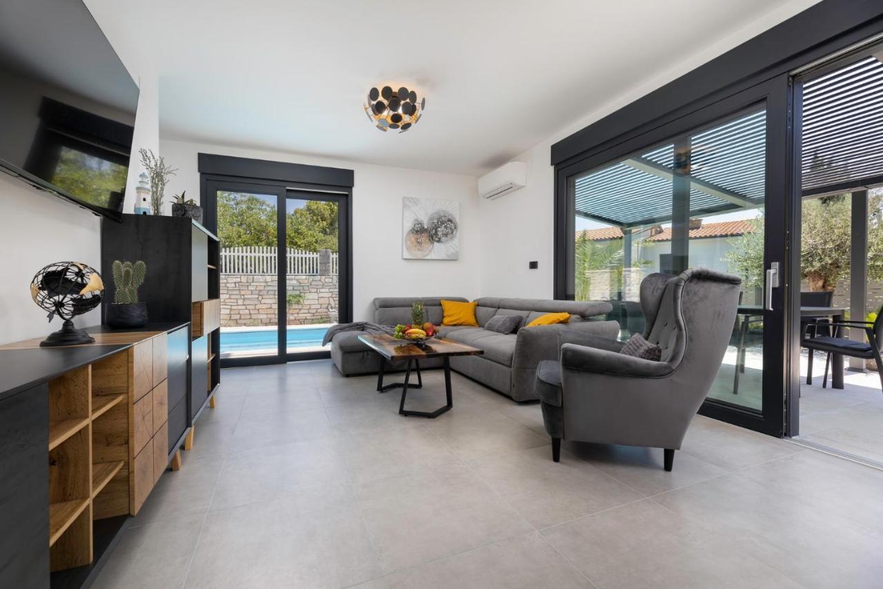 Luxury Villa Adria Apartments คิร์ก ภายนอก รูปภาพ