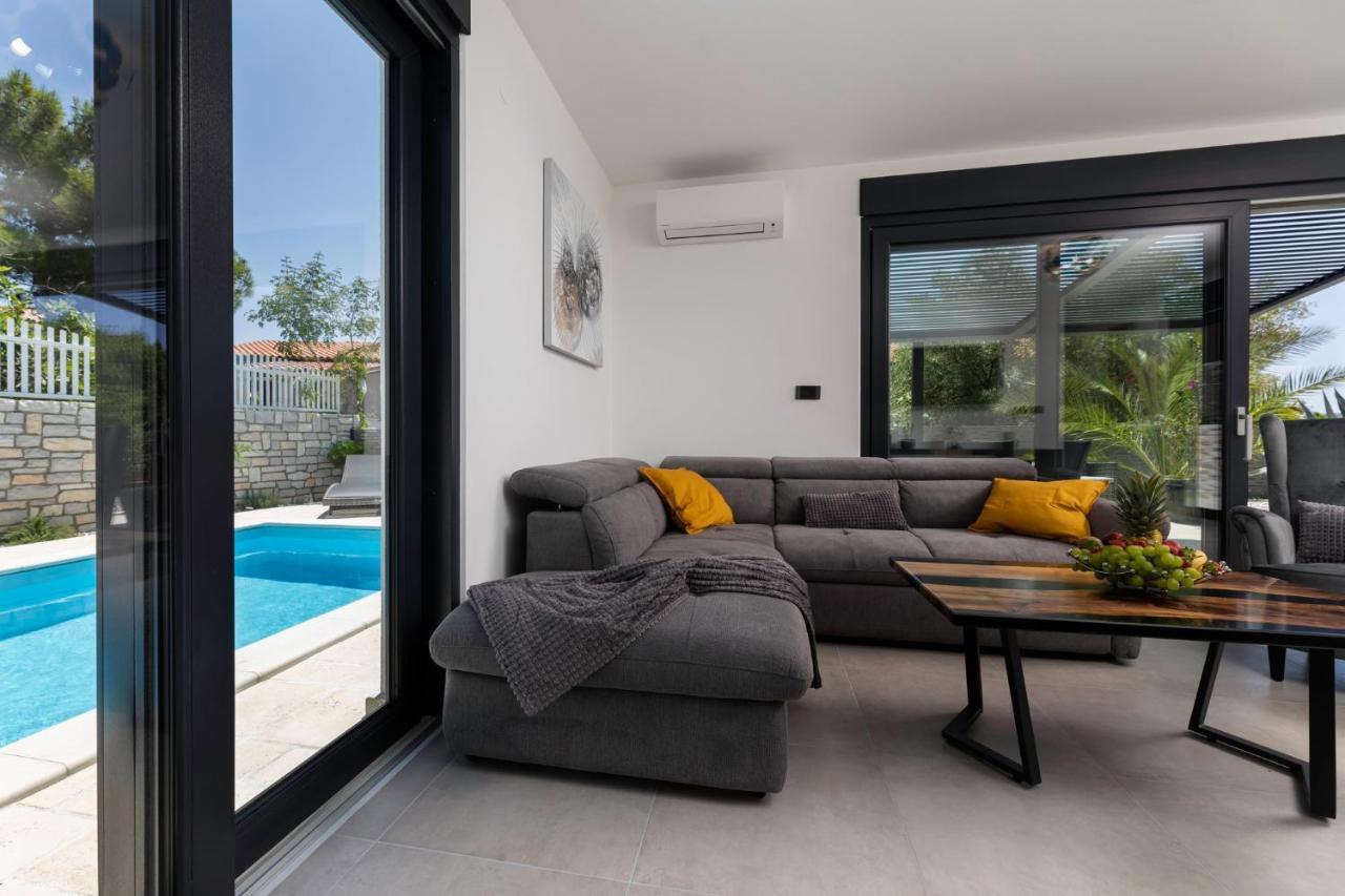 Luxury Villa Adria Apartments คิร์ก ภายนอก รูปภาพ