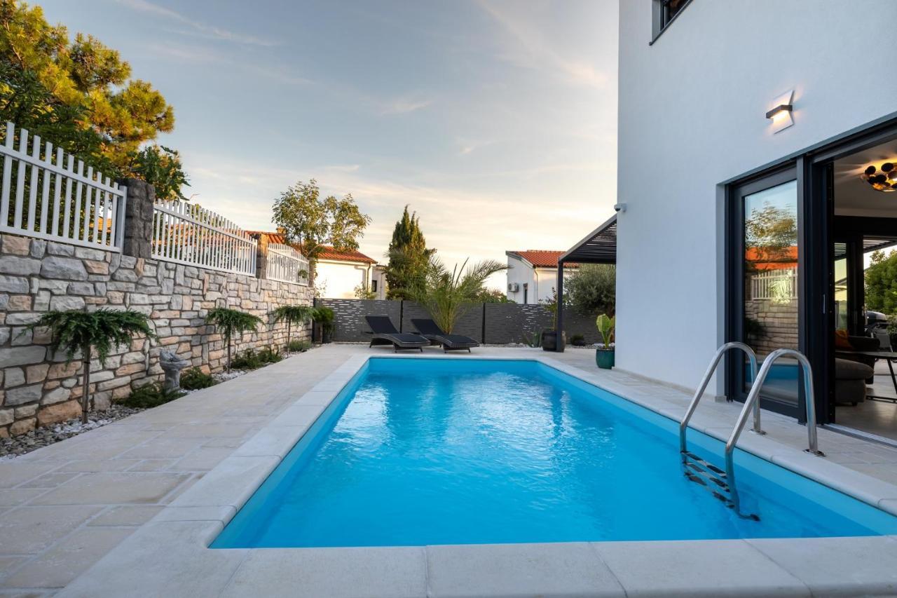 Luxury Villa Adria Apartments คิร์ก ภายนอก รูปภาพ