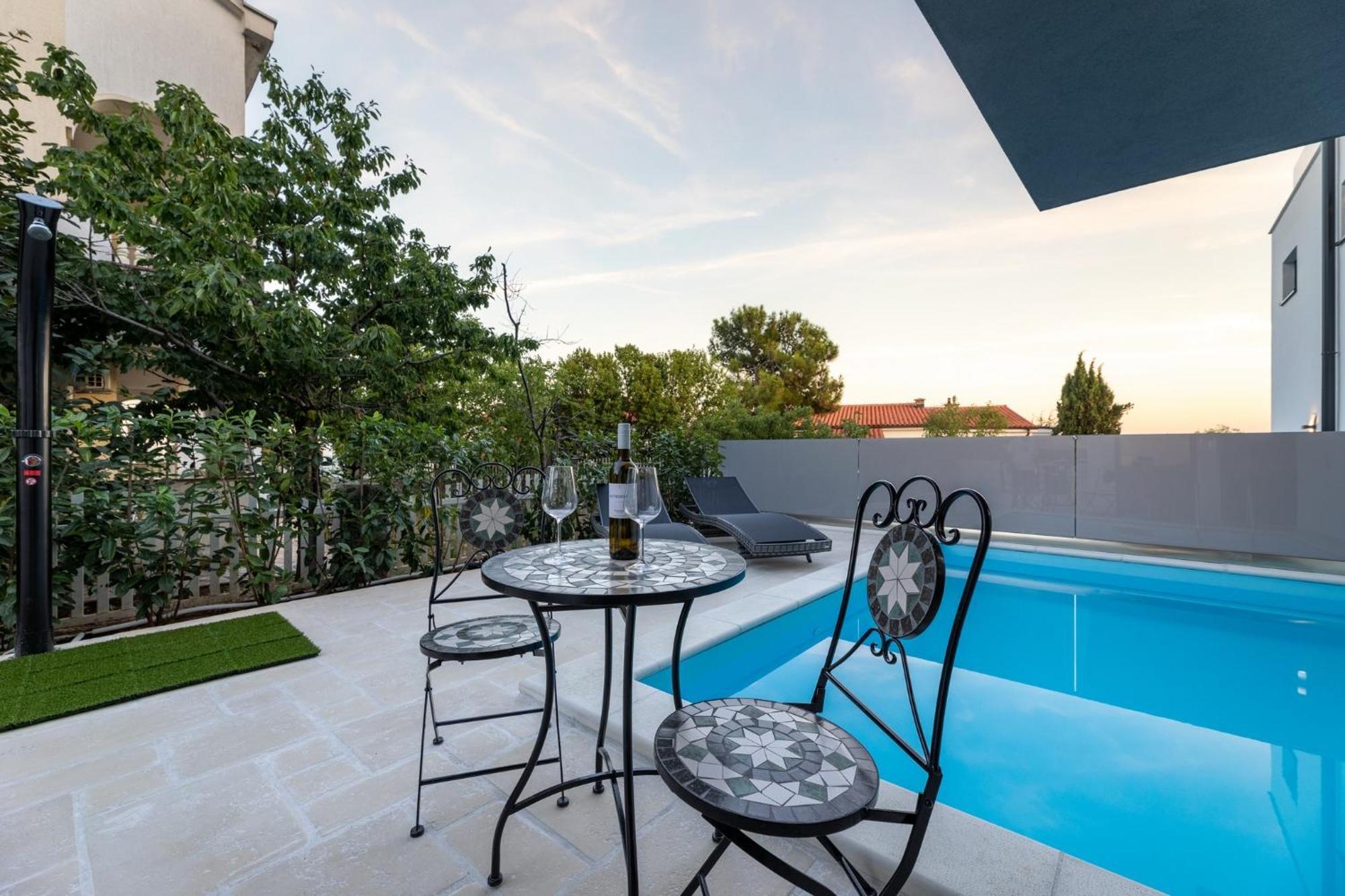 Luxury Villa Adria Apartments คิร์ก ภายนอก รูปภาพ